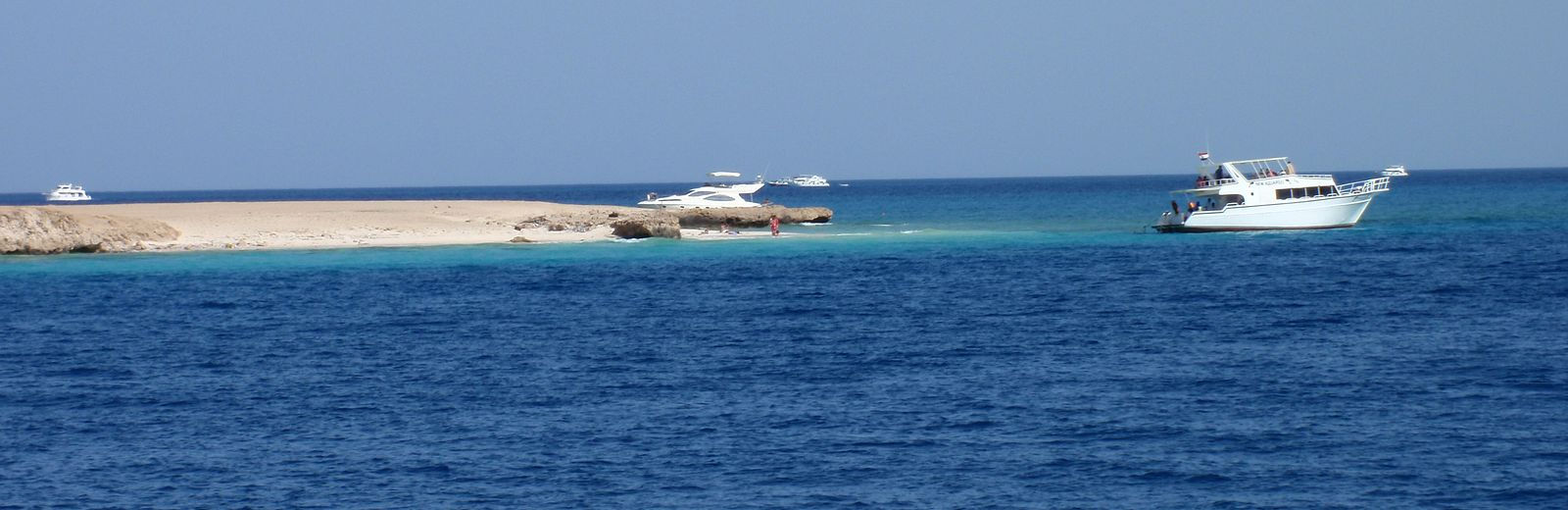 Wassersport und Ausflüge auf dem Meer